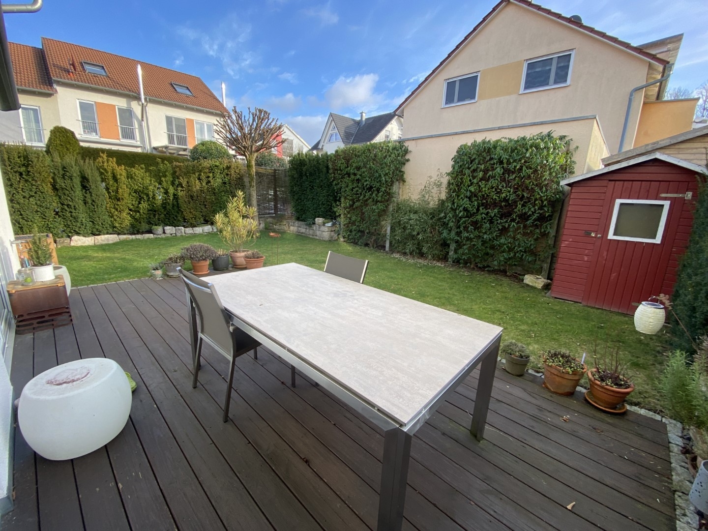 Schöne Südterrasse mit Garten
