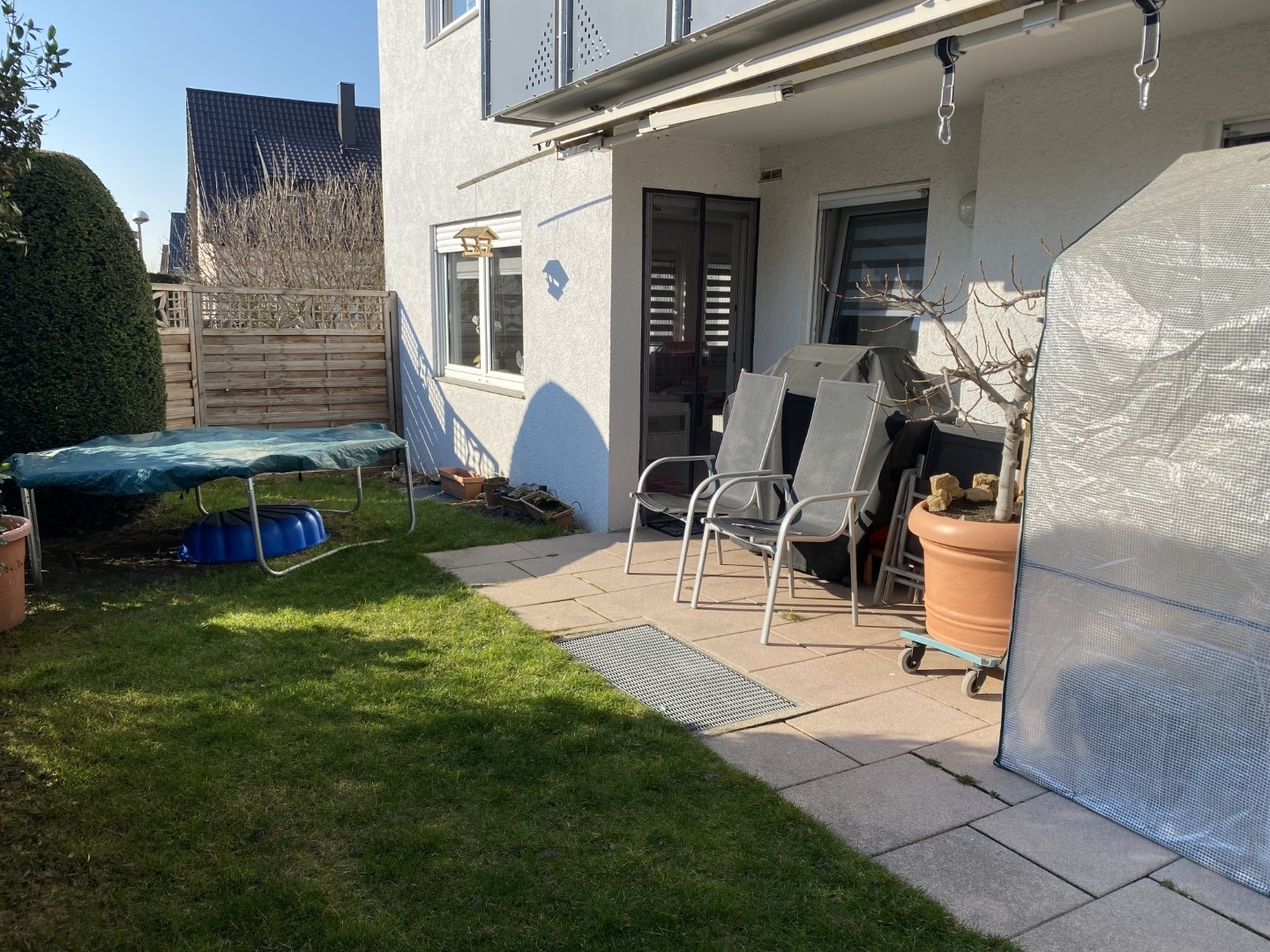 Sonnige Terrasse mit Garten
