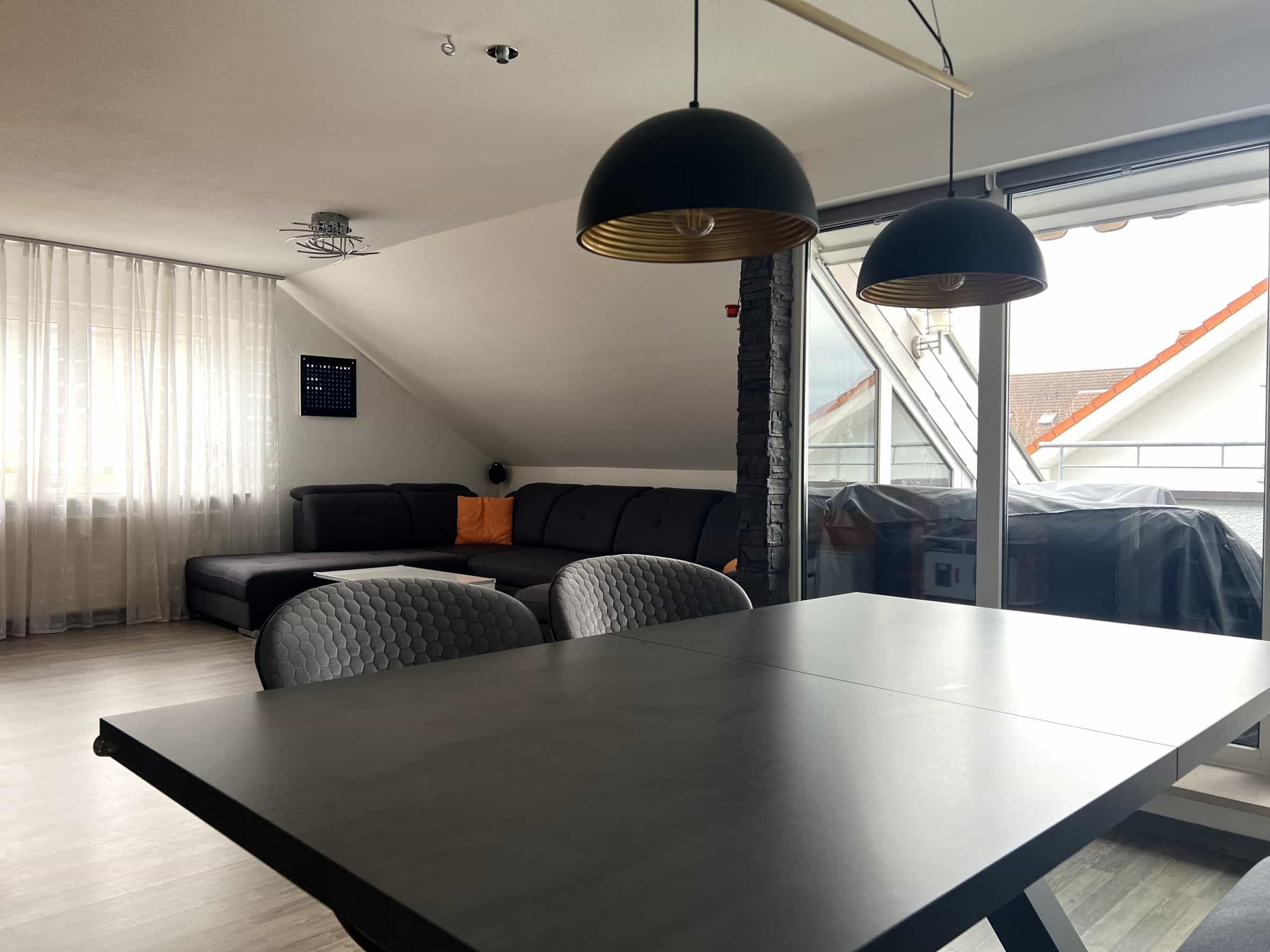 Tolle Dachgeschosswohnung mit ausgebauter Bühne