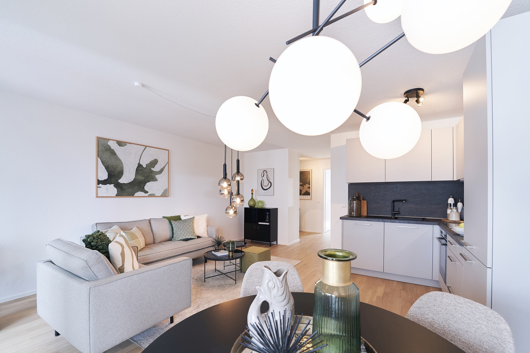 Wohnzimmer mit offener Küche.j